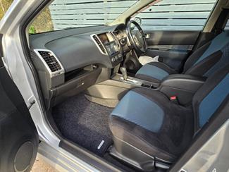 2005 NISSAN wingroad - Thumbnail