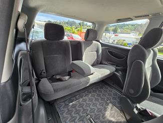 2004 Toyota Estima - Thumbnail