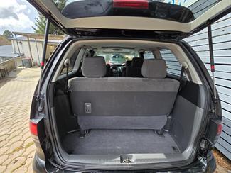 2004 Toyota Estima - Thumbnail