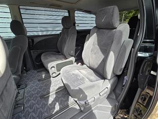 2004 Toyota Estima - Thumbnail